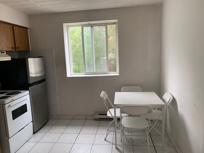 Building Photo - 3044 Sandwich St.