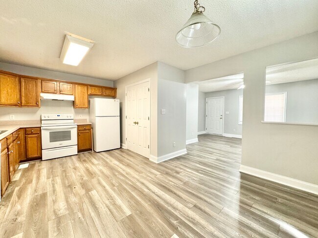Building Photo - 3 BR Unit Near Shoppes on Elm