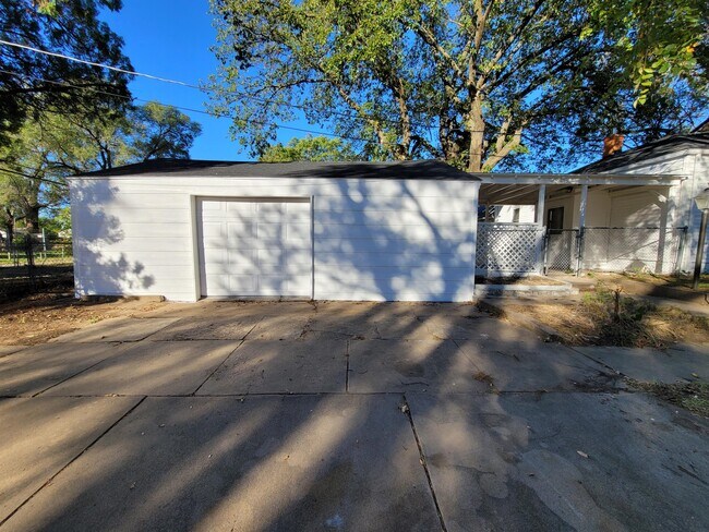 Building Photo - 3001 W Maple St