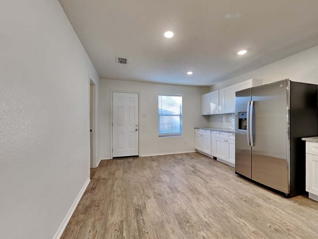 Building Photo - 3912 Fox Run Dr