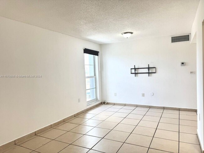 Building Photo - 305 W 68th St