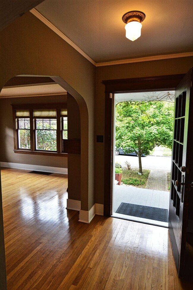 Building Photo - North End Craftsman in great Tacoma neighb...