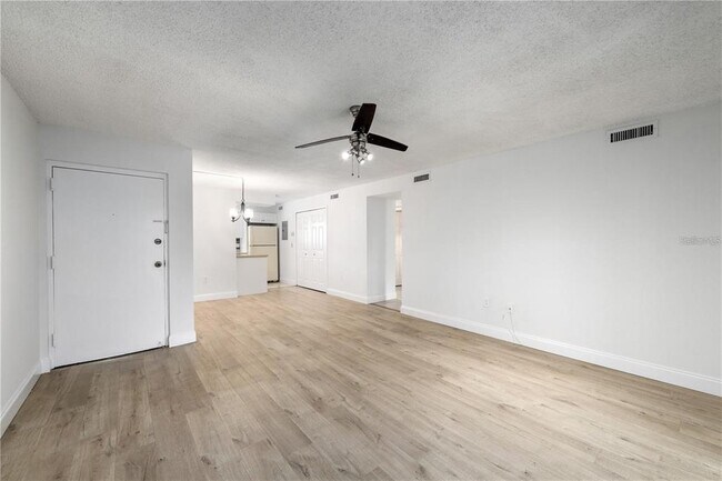 Foto del edificio - 2757 Hidden Lake Blvd