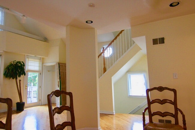 Building Photo - 1142 W Wolfram St