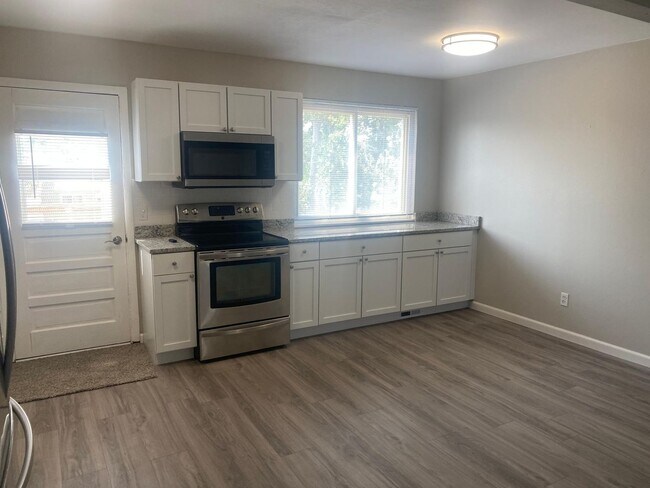 Foto del edificio - Updated 4 bedroom, 2 bath! Available NOW!