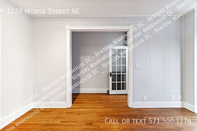 Building Photo - Charming 2-level 3Bd/1.5Bth TH W/Parking! ...