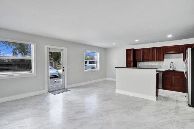 Building Photo - 800 SW 12th Ct