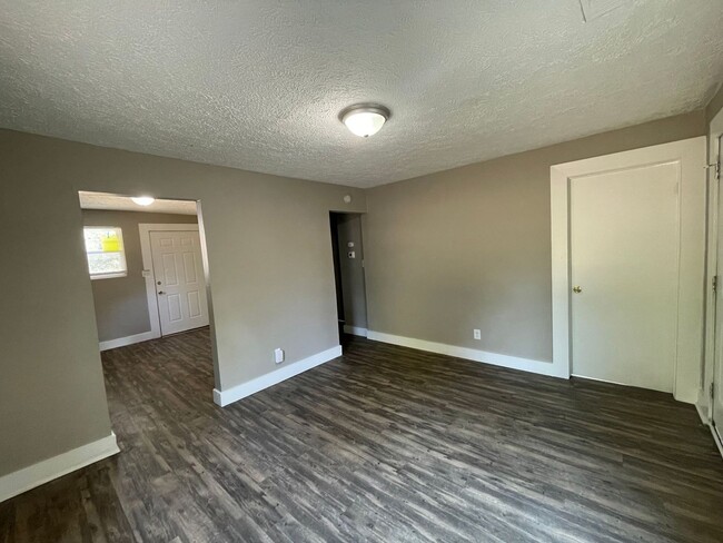 Building Photo - 324 Maeder Ave
