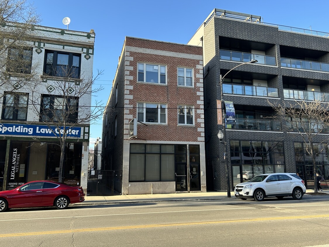Primary Photo - 2216 W Chicago Ave