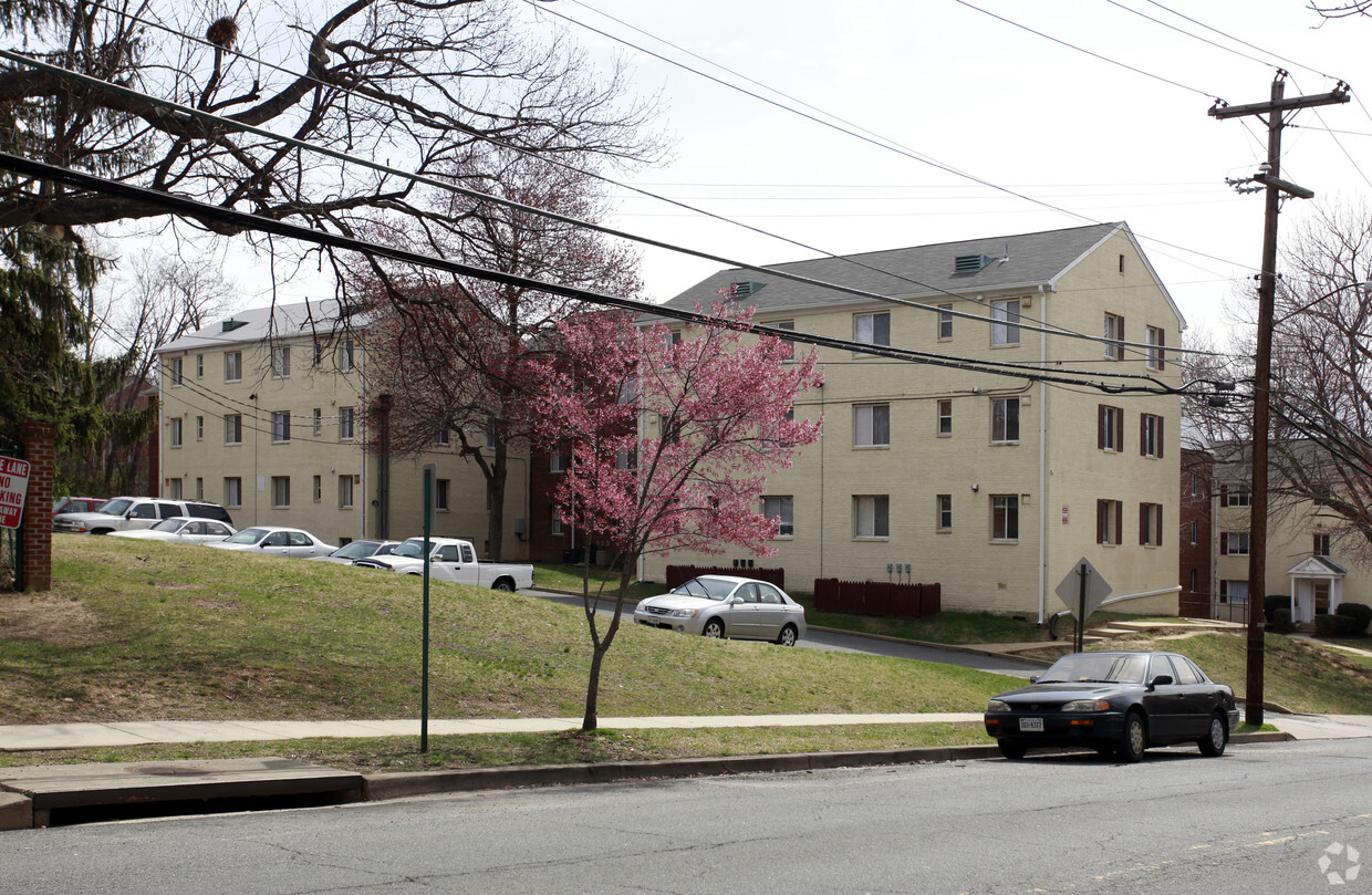 Building Photo - Greenbrier Apartments