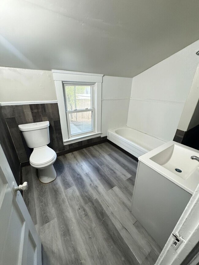 Foto del edificio - Charming Cape Cod Home with Character and Potential