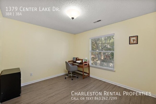 Building Photo - 1379 Center Lake Dr