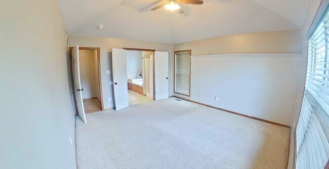 Foto del edificio - Fenced In Yard + Patio + Pet Friendly + Stainless Steel Appliances + Granite Countertops! Availab...