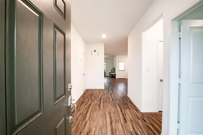 Building Photo - 1024 Bluewood Bend