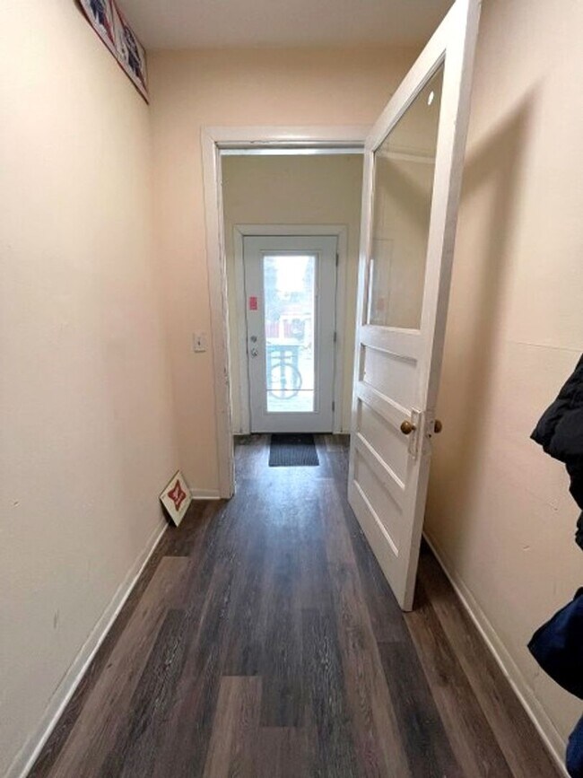 Foto del edificio - 1129-1131 Bowen Ct