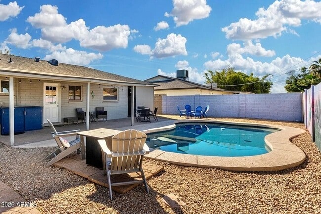 Building Photo - 1412 W 7th Pl