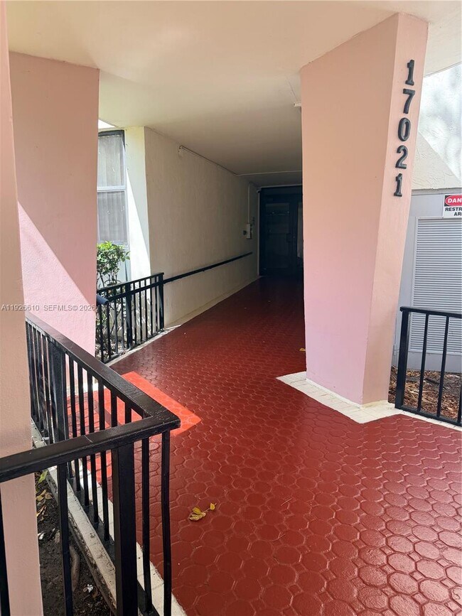 Foto del edificio - 17021 N Bay Rd