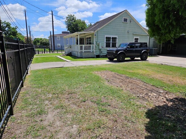 Building Photo - 6940 Hemlock St