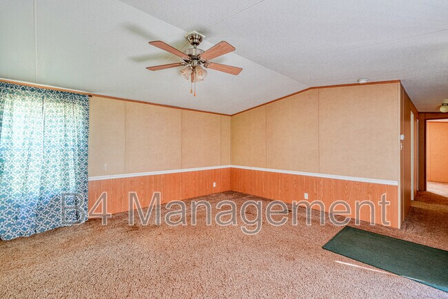 Foto del edificio - 242 State Rd S-44-68