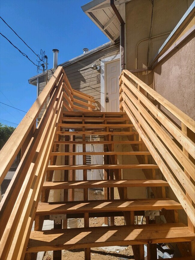 Building Photo - NEWLY REMODELED 5-BED 1-BATH TRIPLEX IN RO...