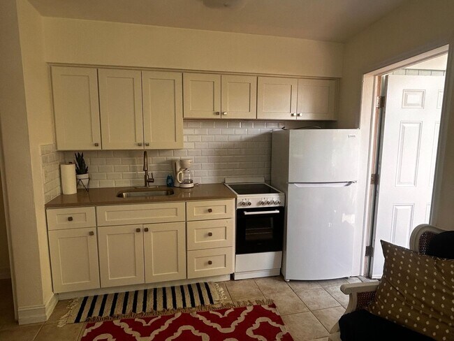 Foto del edificio - Unfurnished Beautiful Studio Retreat in Treasure Island – Minutes from the Beach!