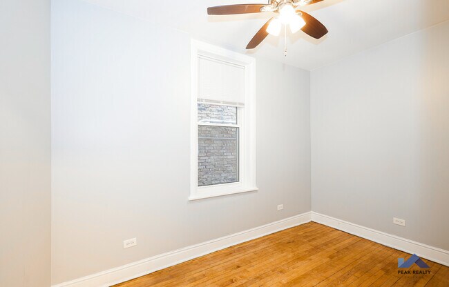 Foto del edificio - 2144 N Bell Ave