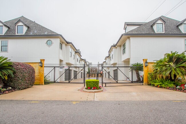 Building Photo - 2816 Bering Dr