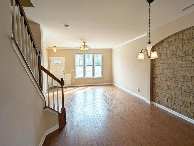 Building Photo - 100 Stratford Lakes Dr
