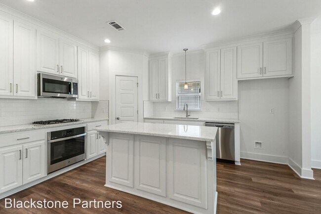 Building Photo - 4 br, 3 bath House - 14083 Beverly Park Dr