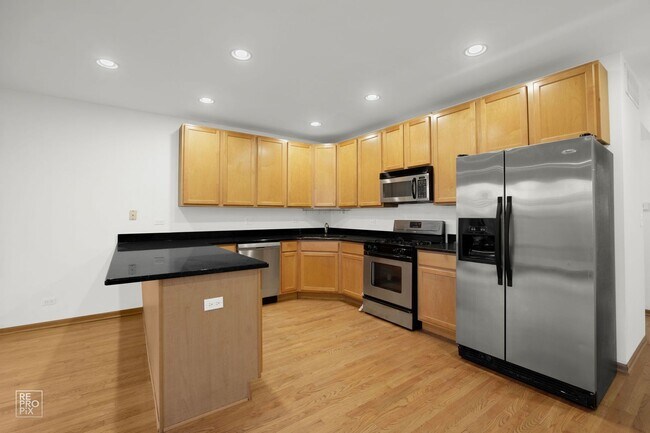 Foto del edificio - All Modern Pilsen Condo with 2 Balconies