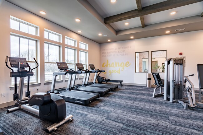 Centro de fitness con equipos de entrenamiento cardiovascular y de fuerza - Bexley Mt. Juliet