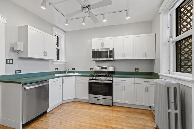 Building Photo - 6645 N Greenview Ave