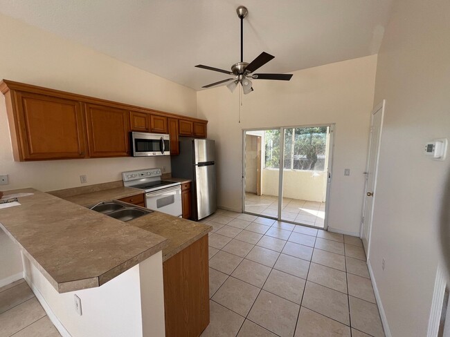 Building Photo - 2/2 in Warm Mineral Springs