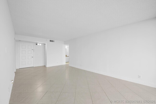 Foto del edificio - 105 Lake Emerald Dr