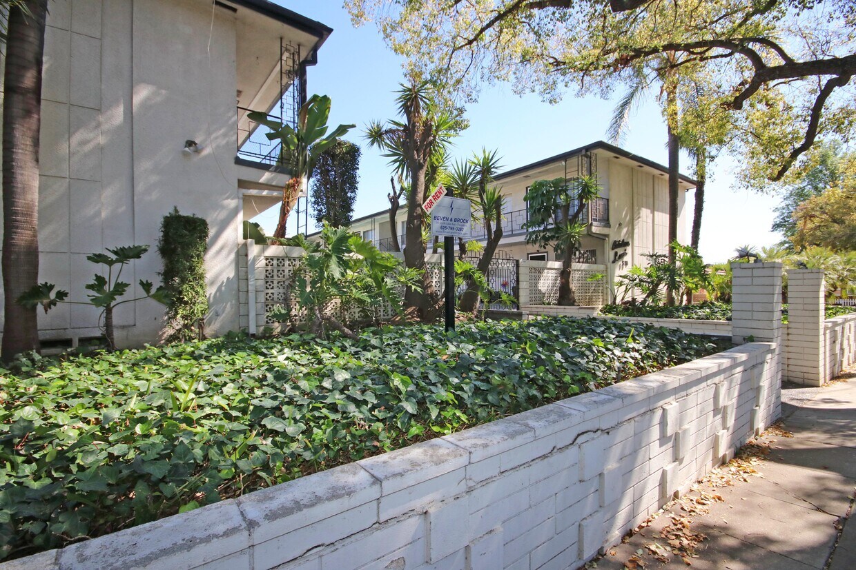 Primary Photo - 550 N Catalina Ave