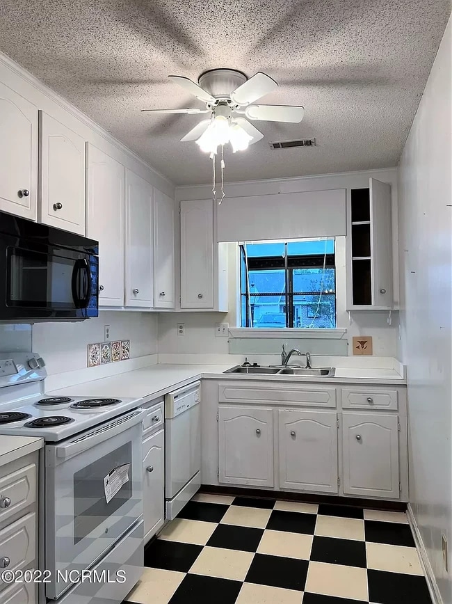Building Photo - 2157 Fox Run Dr