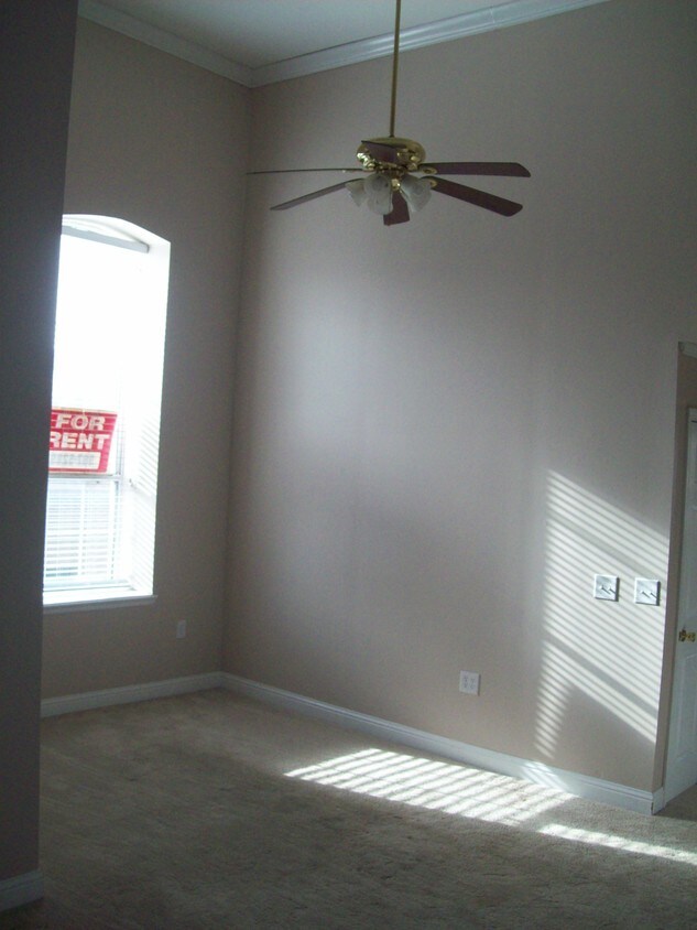 Living Room - 104 S Commerce Ave