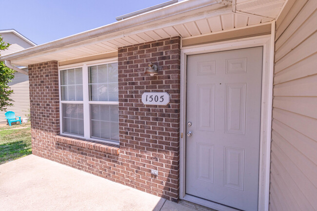 Building Photo - 1505 Raleigh Dr