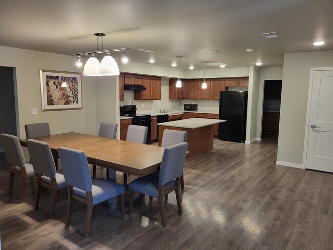 Comedor/cocina de la casa grupal - Woodside Prairie Apartments and Townhomes