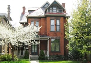 Building Photo - 147-149-149 W Hubbard Ave