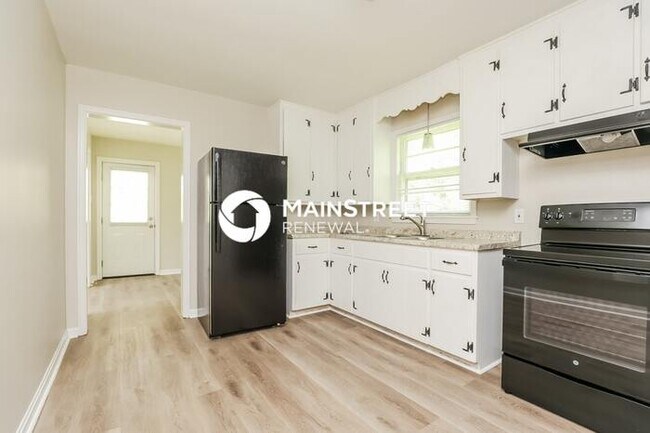Building Photo - 3 Bedroom Pet-Friendly Home in COLUMBIA, TN with Main Street Renewal