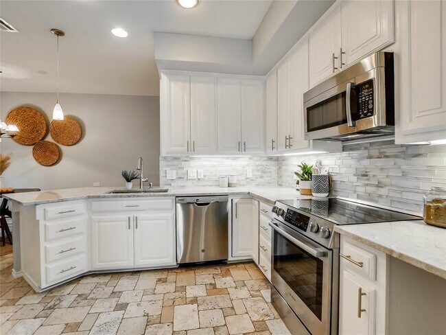 Building Photo - 5603 Oakwood Cove