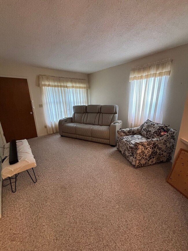 Building Photo - FURNISHED SUMMER RENTAL