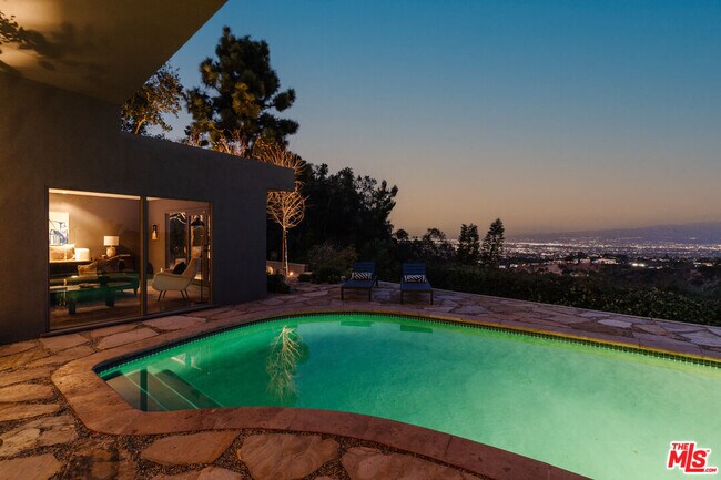 Building Photo - 8559 Edwin Dr