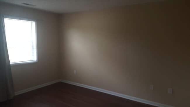 Building Photo - 3rd Floor 2 Bedroom in River Oaks