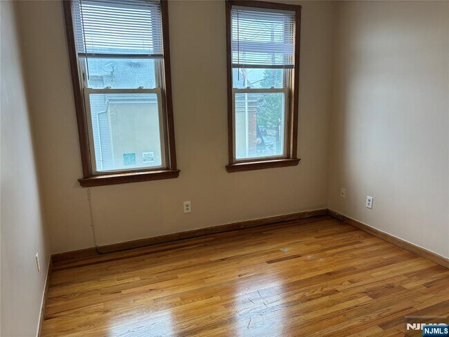 Building Photo - 121-123 Ridge Rd-3-3