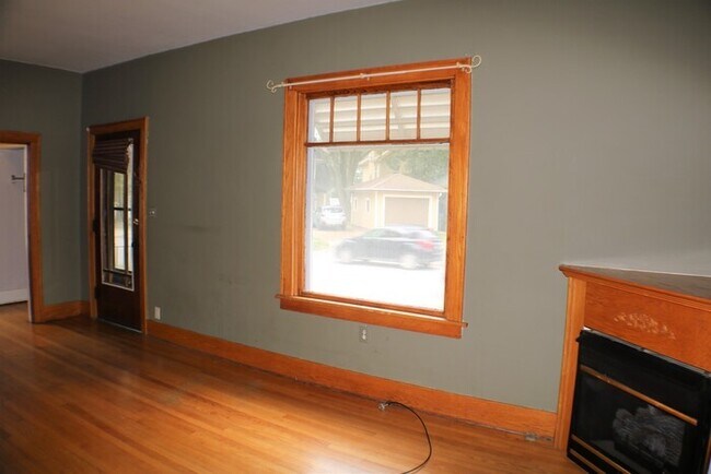 Building Photo - 1106 Muscatine Ave