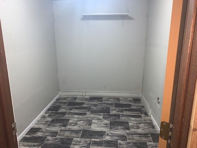 Building Photo - 5 bedroom 3 bathroom!