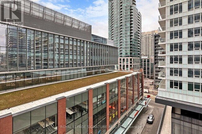 Photo du bâtiment - 17 Bathurst St