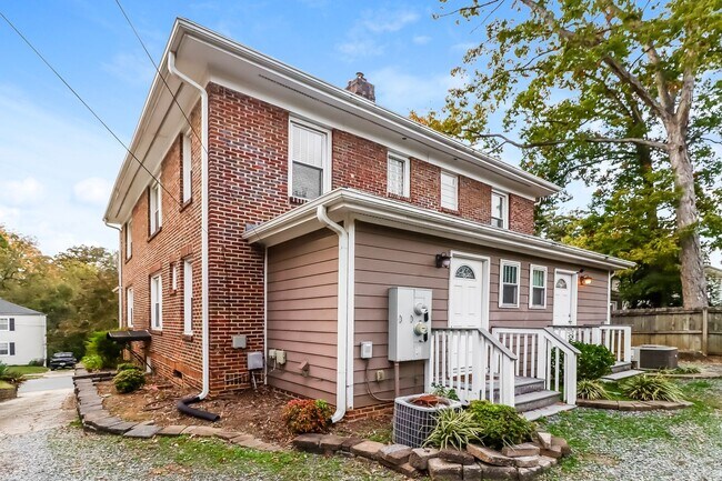 Foto del edificio - Beautiful Two Story Duplex in Historic Dilworth!